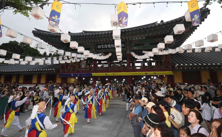 Gangneung National Heritage Night (Gangneung Gukga Yusancheong Ya-haeng)