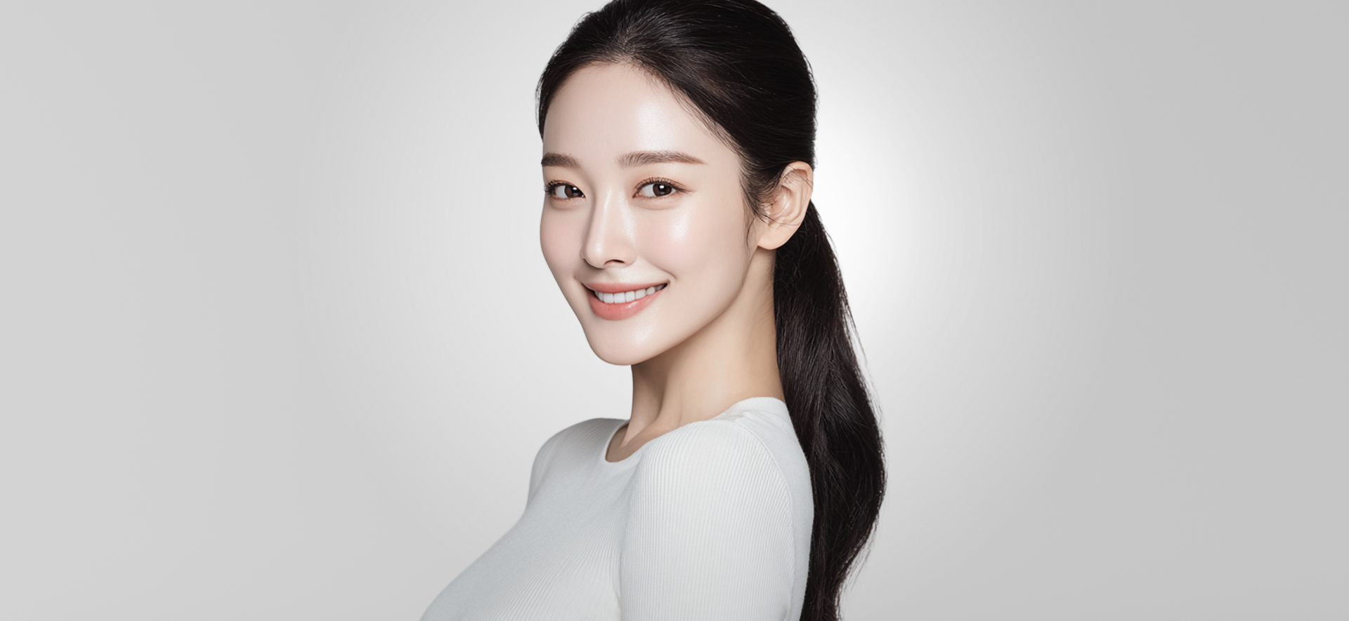 결이 매끄러운 피부의 여성 모델이 미소 짓는 클리닉 비주얼 이미지