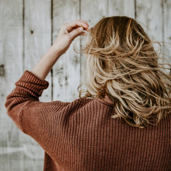 A scene of touching the scalp with the fingers to check the health condition