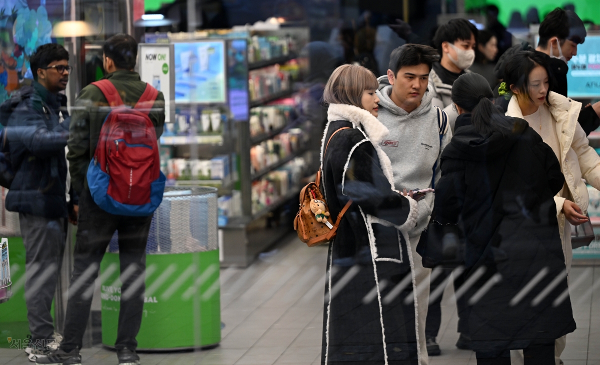 Foreign tourist shoppers buying cosmetics on Myeongdong Street in Seoul