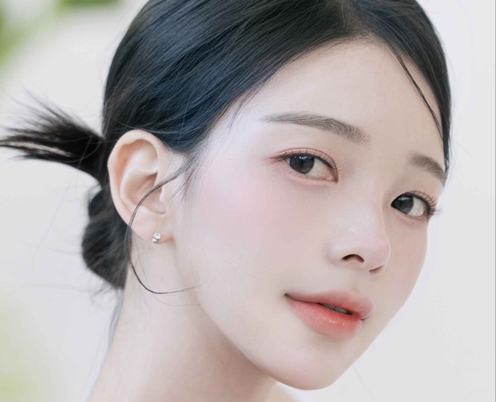 Korean-style daily makeup finished with natural glow skin and a nude-tone lip