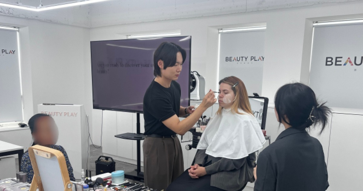 A one-day class where a makeup artist directly demonstrates makeup on a foreign student’s face