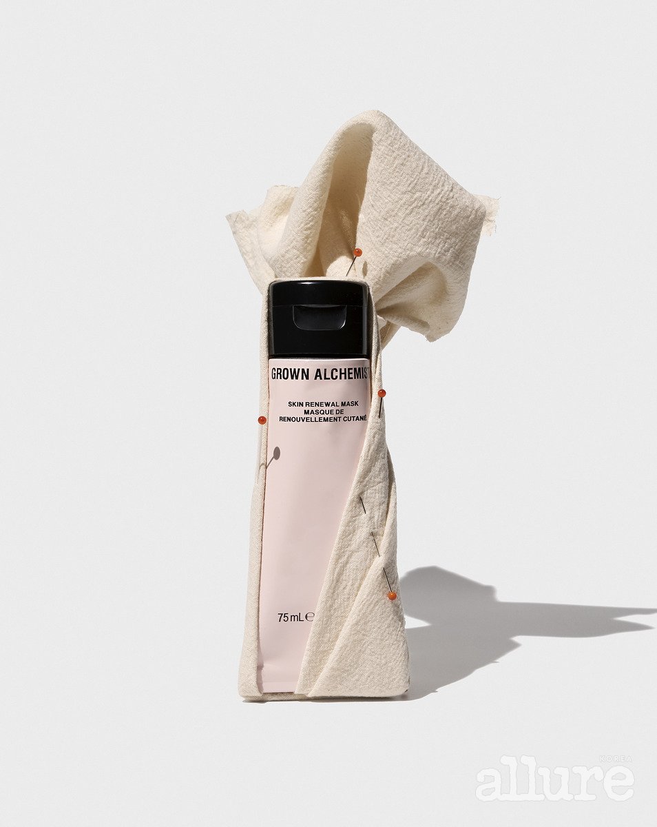 Skin renewal mask products wrapped in eco-friendly packaging materials
