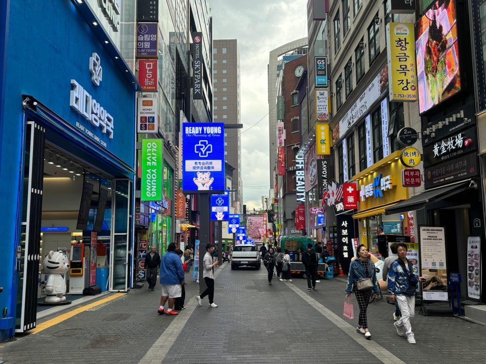 명동 거리의 레디영약국, 올리브영, 오프뷰티가 한눈에 보이는 뷰티 거리 풍경