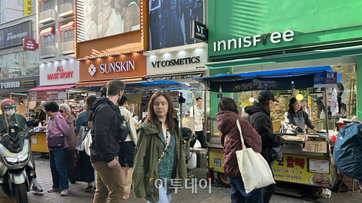 명동 거리에 밀집된 K-뷰티 브랜드 매장들과 쇼핑객들의 모습