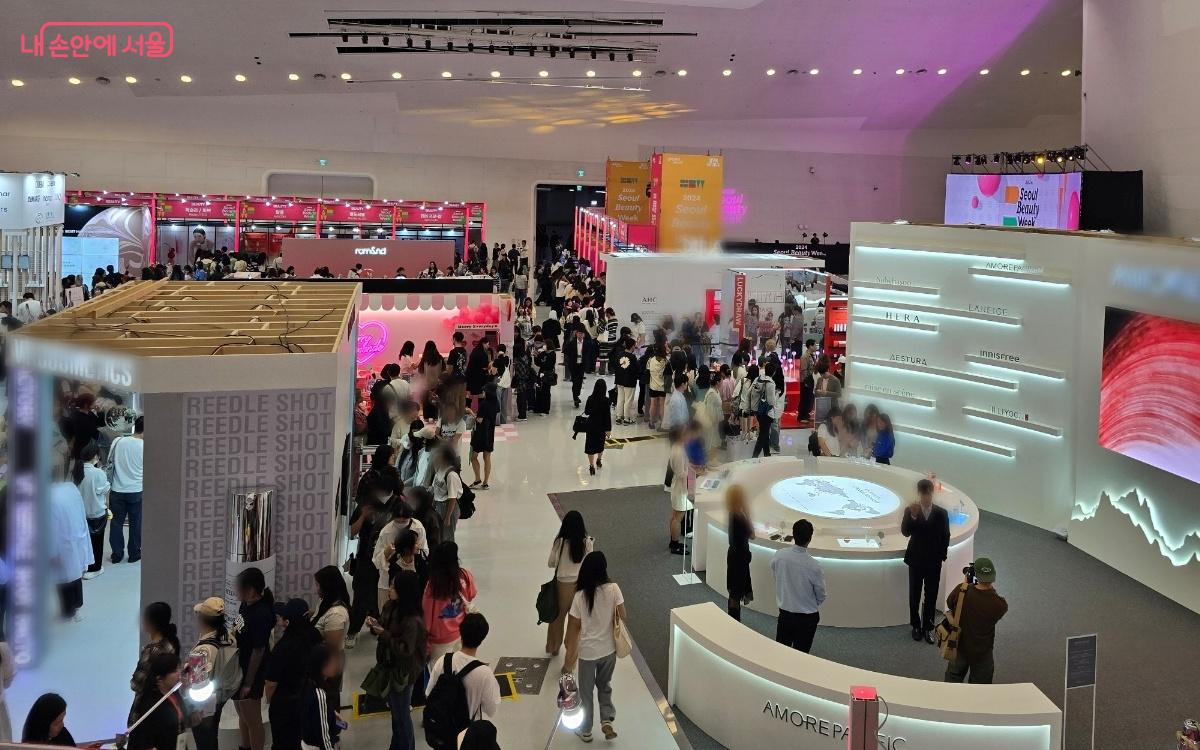 In 2024 Seoul Beauty Week, many tourists are visiting and experiencing beauty booths.