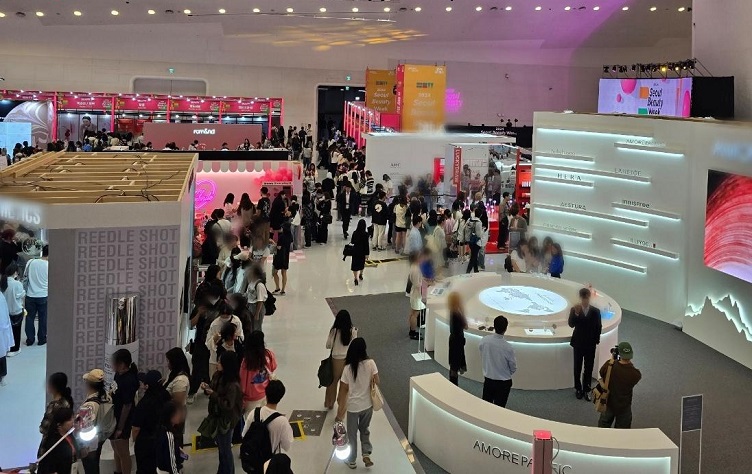 Tourists are getting their makeup done at the experience booths of Seoul Beauty Week.