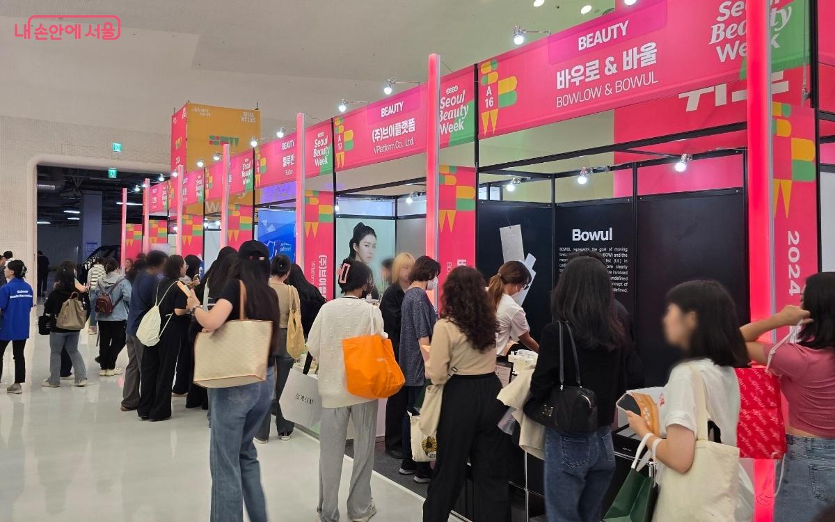 Many tourists are lining up to experience makeup and styling at Seoul Beauty Week.