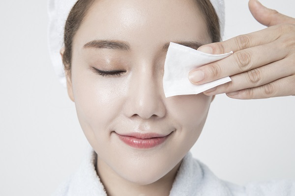 A scene of removing makeup with cleansing oil