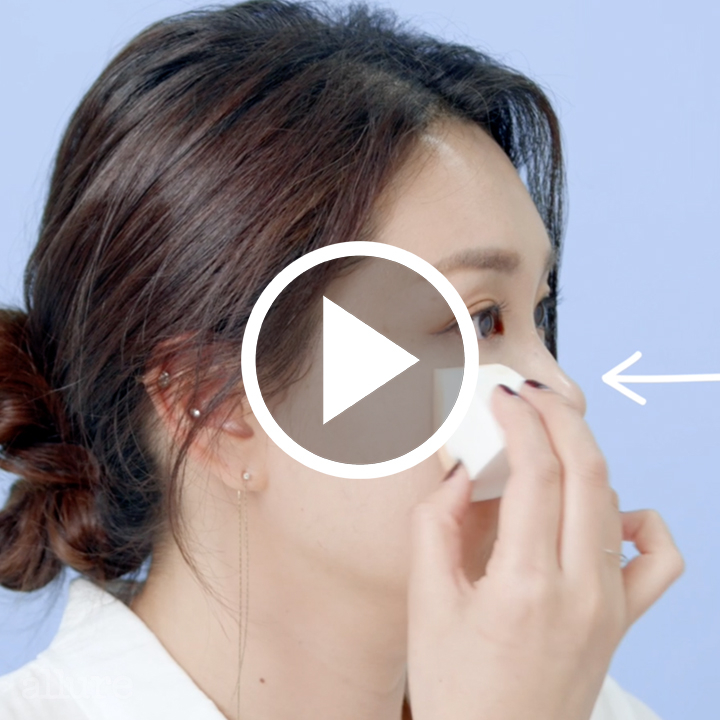 How to set analysis powder by tapping the sponge lightly on the nose and cheeks