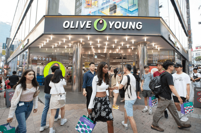 서울 명동 올리브영 매장 외관에서 많은 외국인 쇼핑객들이 드나드는 모습