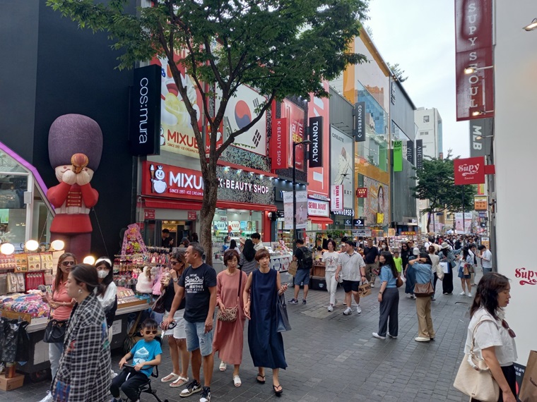 Myeongdong, Hongdae, etc. attract tourists, boosting cosmetics sales rapidly... June BTS ...