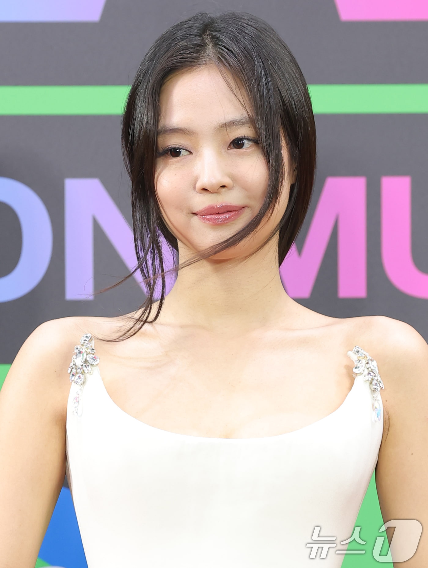 블랙핑크 제니가 뽑은 서울 최애 장소? "성북동·한강·찜질방·신라호텔"