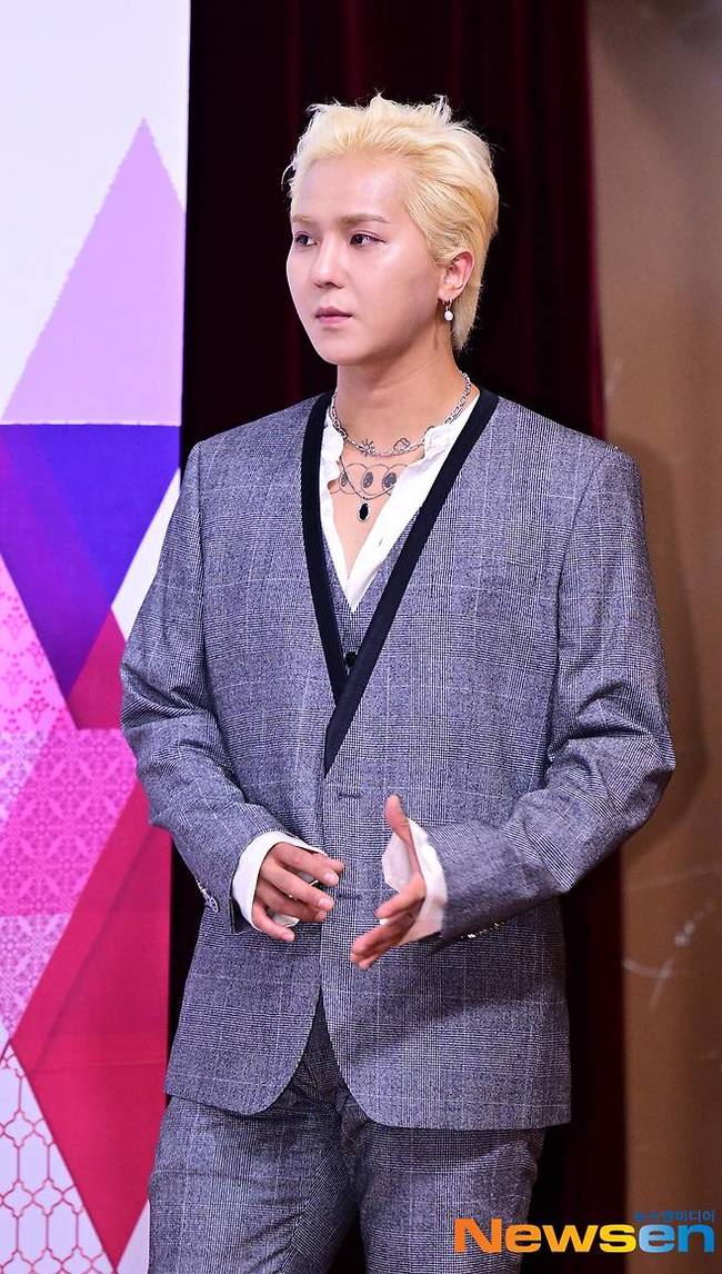 부실 복무 의혹 송민호, 첫 재판 미루더니 영화 VIP 시사회서 포착