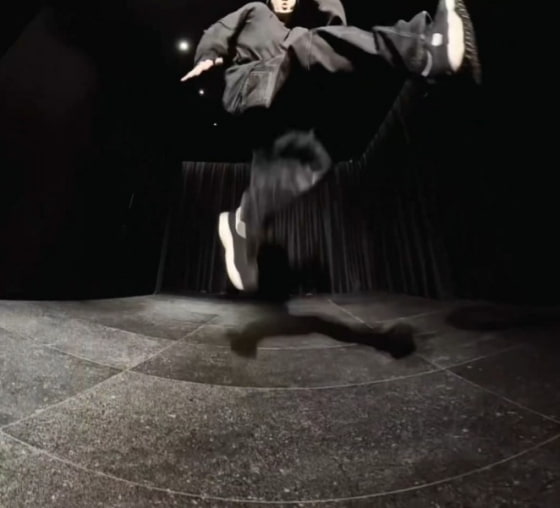 BTS Jungkook explosive one-foot spin dance video; in 14 seconds fans and the original artist were stunned [K-EYES]