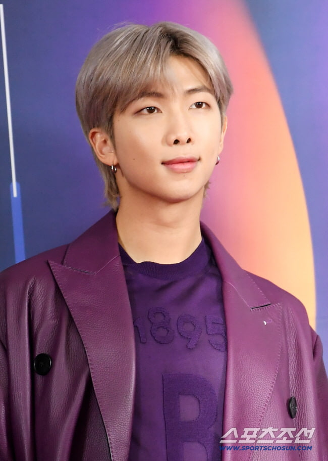 [속보] 발목 부상 BTS RM, 그럼에도 무대에 선다 "안무·일부 퍼포먼스 제한될 예정"