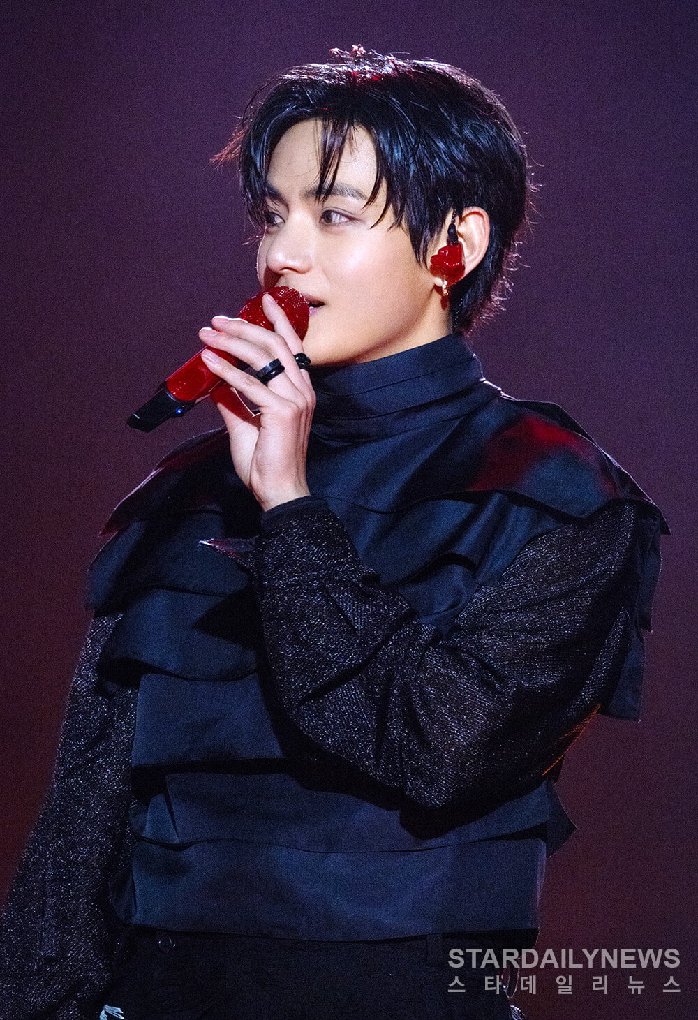 [S포토] 방탄소년단(BTS) 뷔, '빨간 인이어에 빨간 마이크'