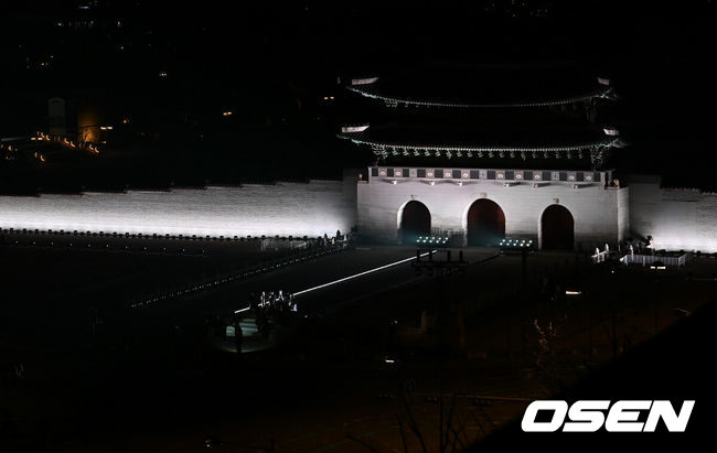 [OSEN=민경훈 기자] 그룹 방탄소년단(BTS)이 21일 서울 광화문 광장에서 무료 복귀 공연'BTS컴백 라이브: 아리랑'(BTSTHECOMEBACKLIVE|ARIRANG)을 펼쳐졌다. 방탄소년단은 전날 3년 9개월 만의 새 앨범인 정규 5집 ‘아리랑’을 발표했다. 타이틀곡 ‘스윔’은 멜론 ‘톱 100’ 차트 1위에 올랐고, 실물 음반도 발매 당일 약 400만장이 팔렸다.  BTS의 RM, 진, 슈가, 제이홉, 지민, 뷔, 정국이 공연을 펼치고 있다. 2026.03.21 / rumi@osen.co.kr