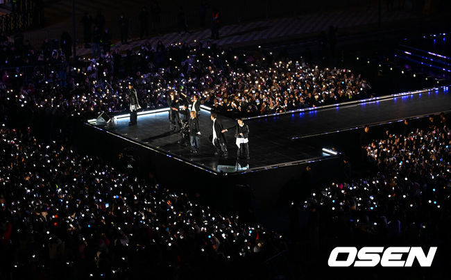 [OSEN=민경훈 기자] 그룹 방탄소년단(BTS)이 21일 서울 광화문 광장에서 무료 복귀 공연'BTS컴백 라이브: 아리랑'(BTSTHECOMEBACKLIVE|ARIRANG)을 펼쳐졌다. 방탄소년단은 전날 3년 9개월 만의 새 앨범인 정규 5집 ‘아리랑’을 발표했다. 타이틀곡 ‘스윔’은 멜론 ‘톱 100’ 차트 1위에 올랐고, 실물 음반도 발매 당일 약 400만장이 팔렸다.  BTS의 RM, 진, 슈가, 제이홉, 지민, 뷔, 정국이 공연을 펼치고 있다. 2026.03.21 / rumi@osen.co.kr