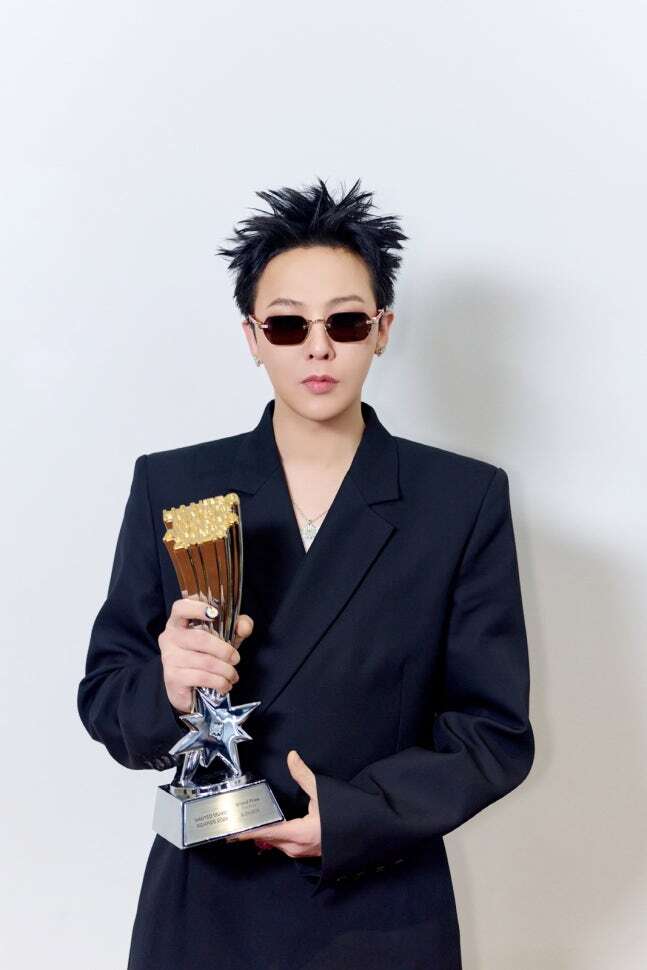 GD, '한터뮤직어워즈2025' 대상 수상…트로피 인증 샷도 독보적