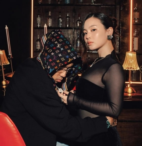 "도끼가 넘어지는 걸 다 보네"…이하이♥도끼, 팔불출 애정 행각에 뜨거운 반응[스타이슈]