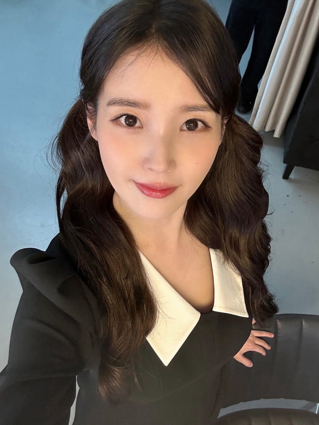 아이유, 만우절 기념 15년 전 과거사진 대방출…깜찍한 양갈래 머리