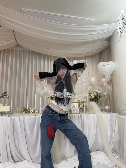 AOA 지민, 만우절 깜짝 결혼 발표…팬티 노출 신부 패션