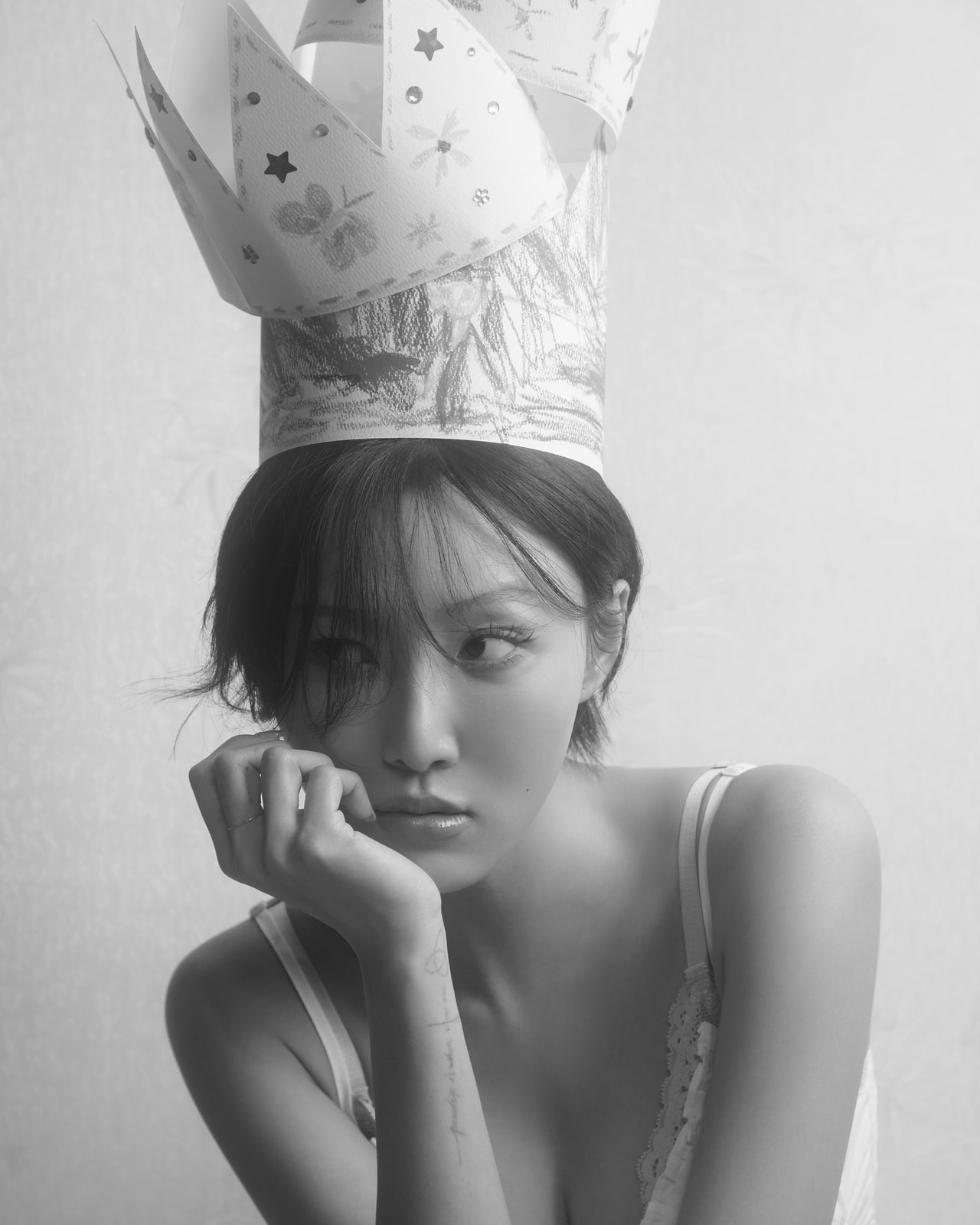 '퀸' 화사, 자유로운 레트로 새 신부…웨딩드레스 입고 'So Cute'
