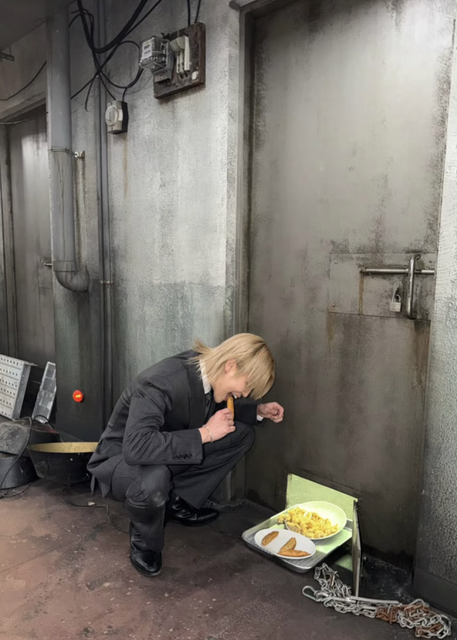 BTS 지민, 카리스마 어디 갔나…길바닥에 쪼그려 앉아 군만두 폭풍 흡입