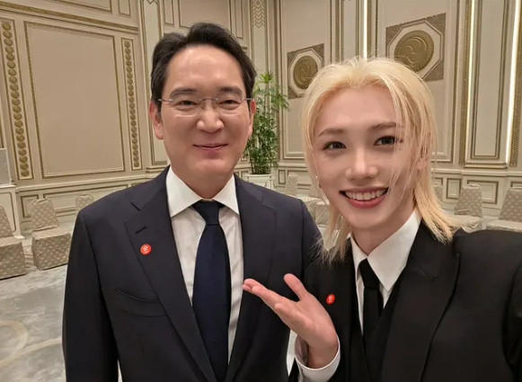 갤럭시 광고가 끝나자, 갈아타는 아이돌과 다르다..스키즈 필릭스, 이재용과 '찐 갤럭시 셀카' 화제 [스타이슈]