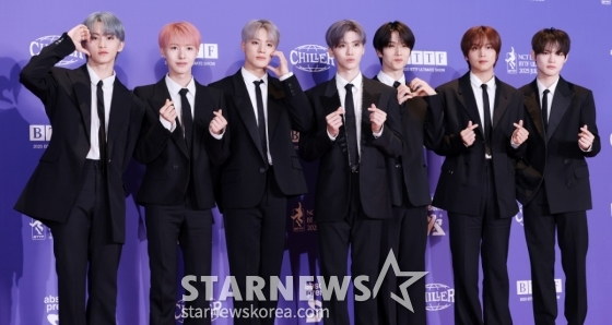 그룹 엔시티 드림(NCT DREAM)이 14일 오전 서울 송파구 롯데시네마 월드타워에서 열린 정규 5집 'Go Back To The Future(고 백 투 더 퓨처)' 발매 기념 포토월에서 포즈를 취하고 있다. /2025.07.14 /사진=김휘선 hwijpg@
