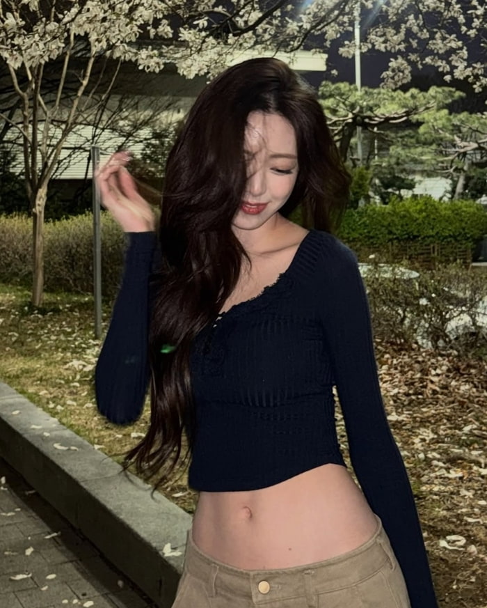 ITZY 유나, 복부 드러낸 로우라이즈 팬츠로 뽐내는 잘록 허리 라인