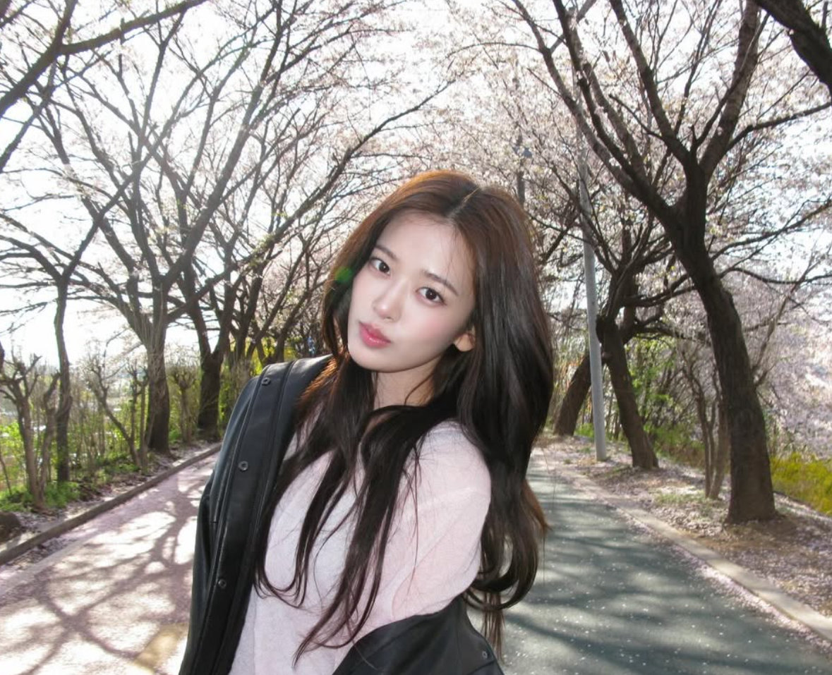 아이브 안유진, 엄마가 찍어준 '여친짤'…누가 꽃이지 [DA★]