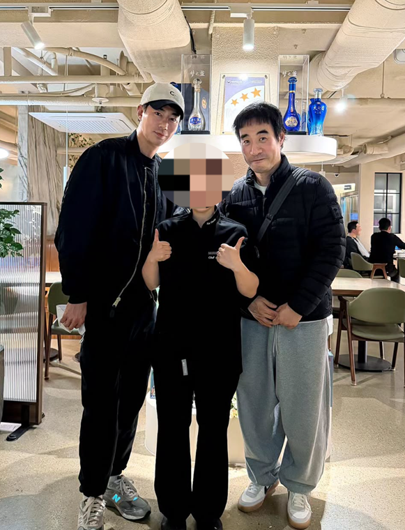 조인성, 신사동 식당서 포착…"AI 아냐?" 비현실 비율 화제