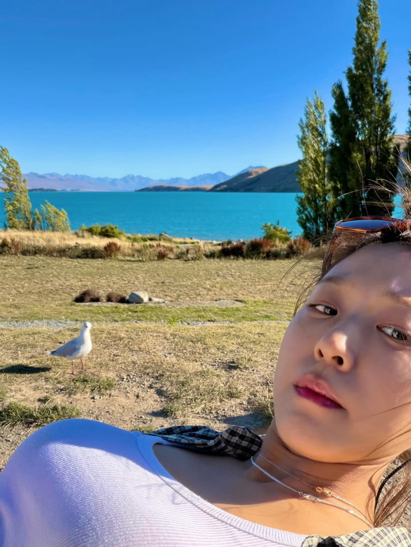 설현, 해외서 더 과감해졌다…민소매 하나로 '시선 강탈' [IS하이컷]