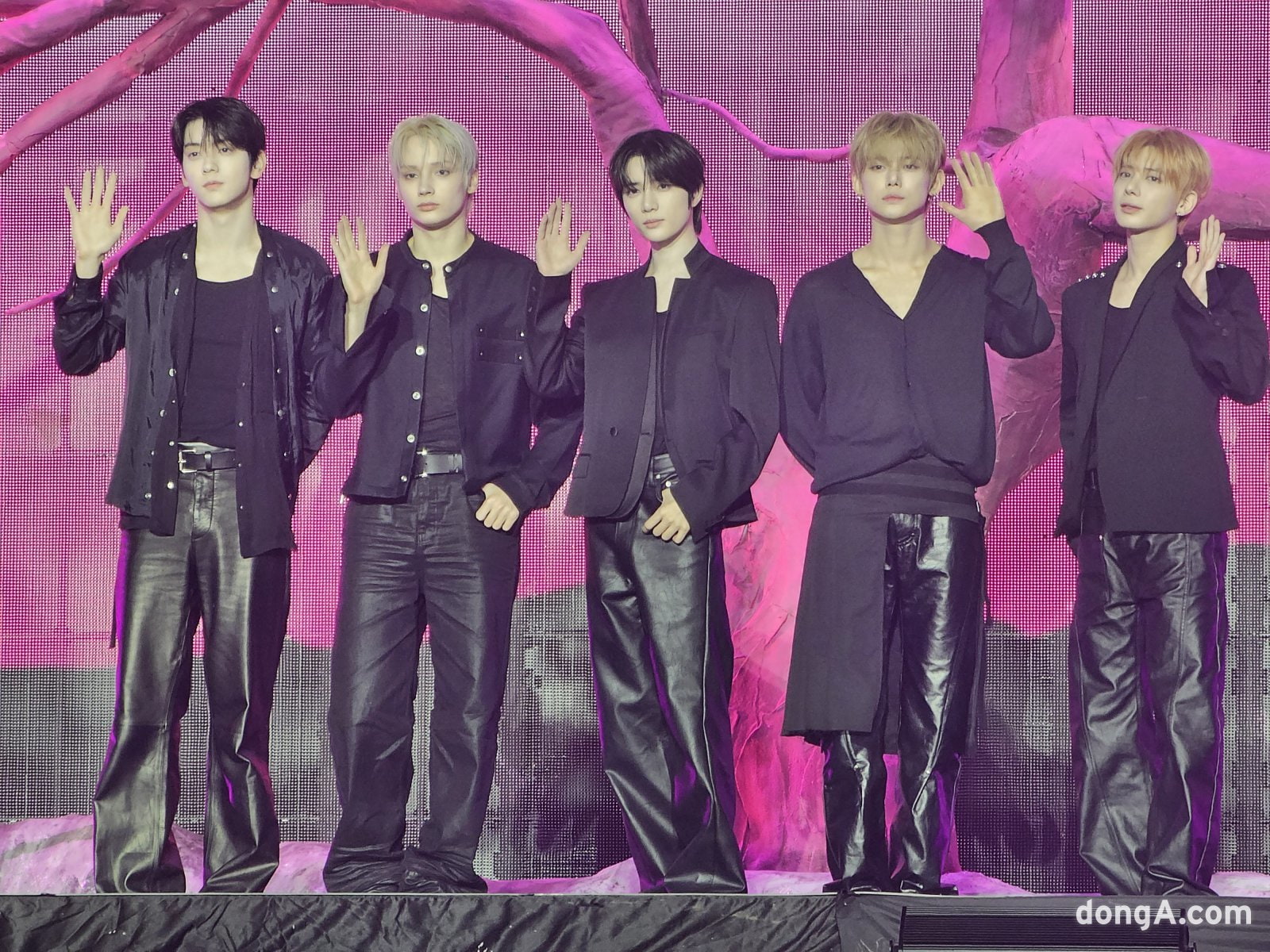 '전원 재계약' 투바투, 직속 선배 BTS 밀어낼 결심 "목표는 빌보드 1위" (종합)[DA현장]