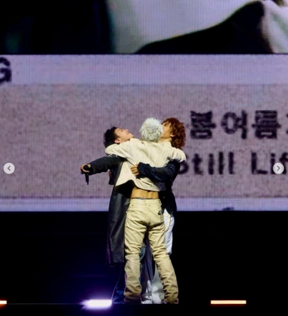 "빅뱅이 돌아왔다"…지드래곤, 태양·대성과 끌어안고 감동 [스타이슈]