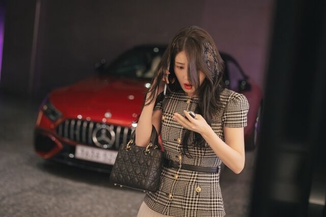 아이유, 귀갓길 달걀 테러 당해…변우석과 스캔들 후폭풍 [21세기 대군부인]