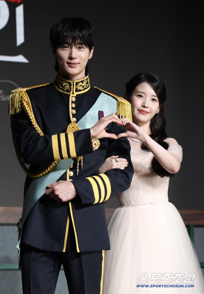 아이유, 대체 얼마나 마른 거야…변우석 "너무 가벼워, 손 부들부들 떨렸다"(대군부인)