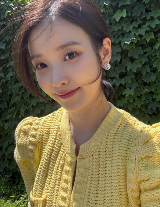 아이유, 봄의 여신 같은 비주얼…산뜻함 가득한 미모 [N샷]
