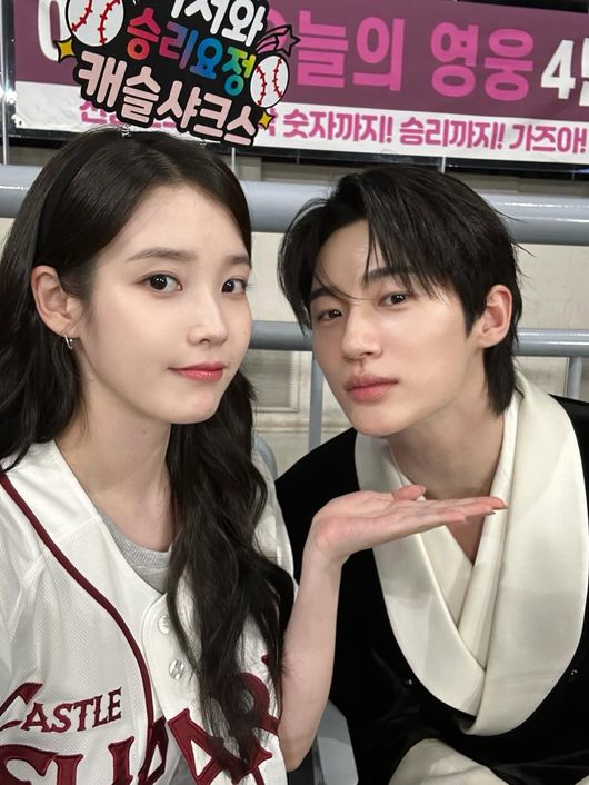 아이유♥변우석 야구장 데이트 사진 떴다…무려 20장 꽉 채운 '대군부인' 비하인드
