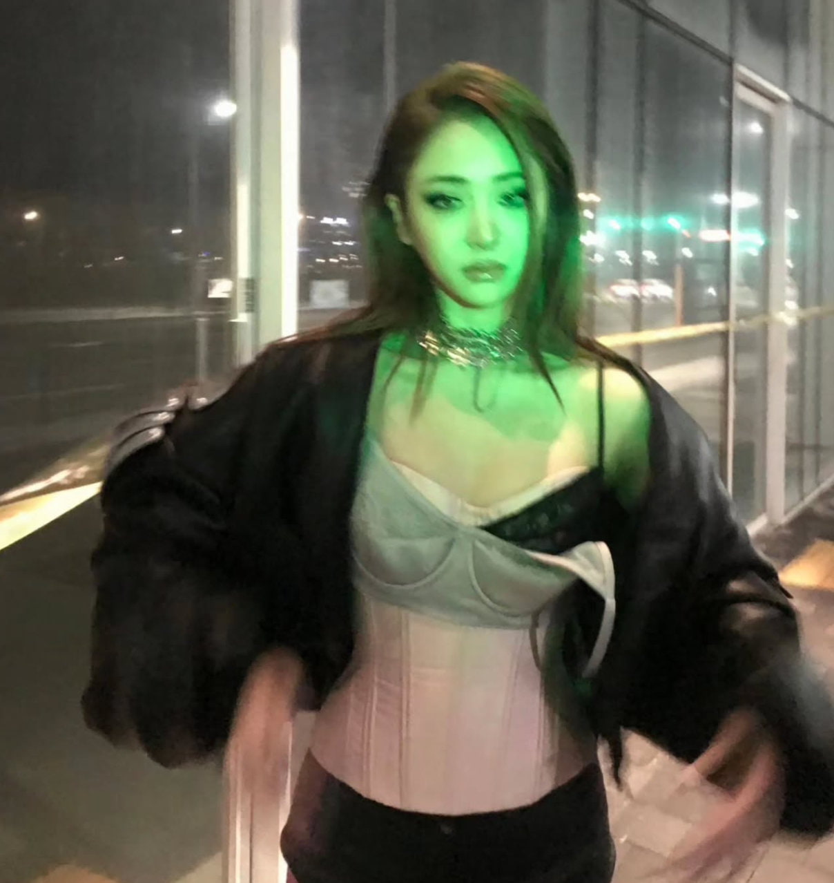 르세라핌 허윤진, 브라 드러내며 파격 자태