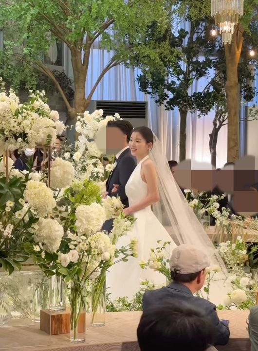 레이디스코드 주니, 품절녀 됐다…♥조종사 남편과 결혼식→소정·애슐리 눈물 축가 [핫피플]