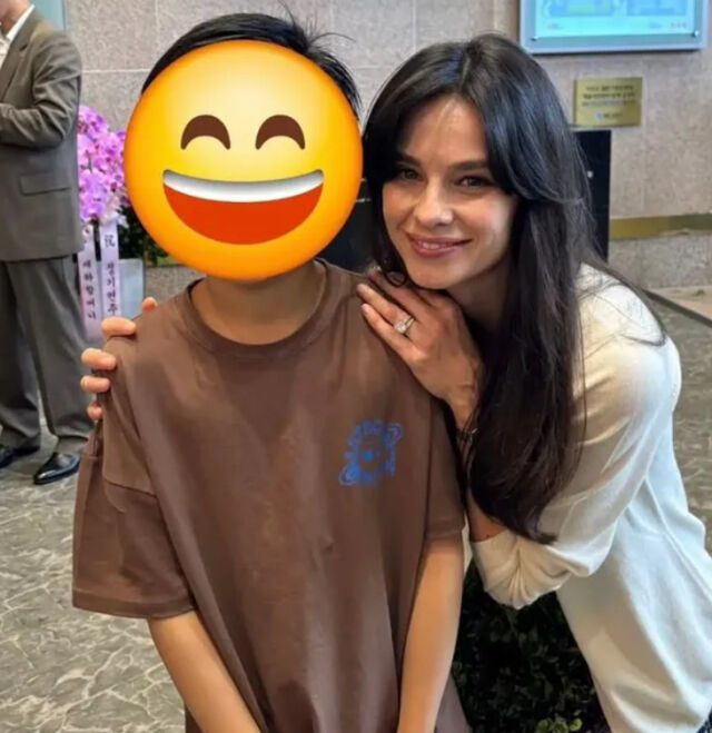 "송중기 아내 케이티 실물 비현실적"…연주회 목격담 쏟아졌다