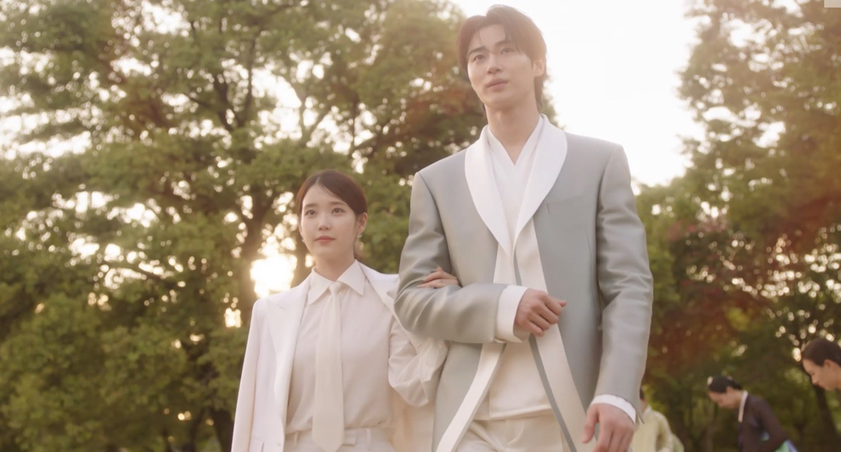 IU♥Byeon Woo-seok, Romance at Its Peak—but… Why Reactions About "Height Difference That Kills the Flutter"?