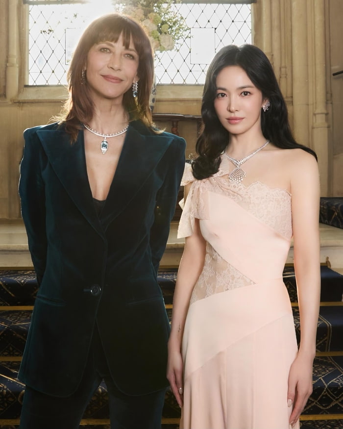 송혜교, 프랑스 대표 배우 소피 마르소와 나란히…국경 넘은 미모 대결