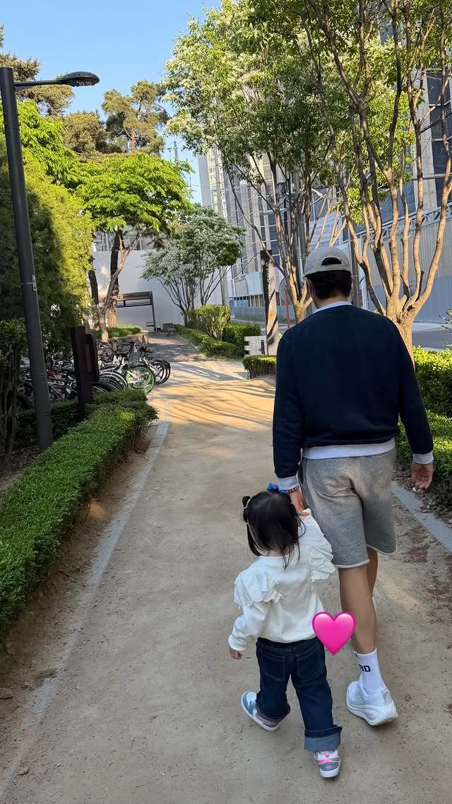 이병헌, 딸 손 꼭 잡고 산책…이민정이 공개한 부녀 뒷모습 [SD셀픽]