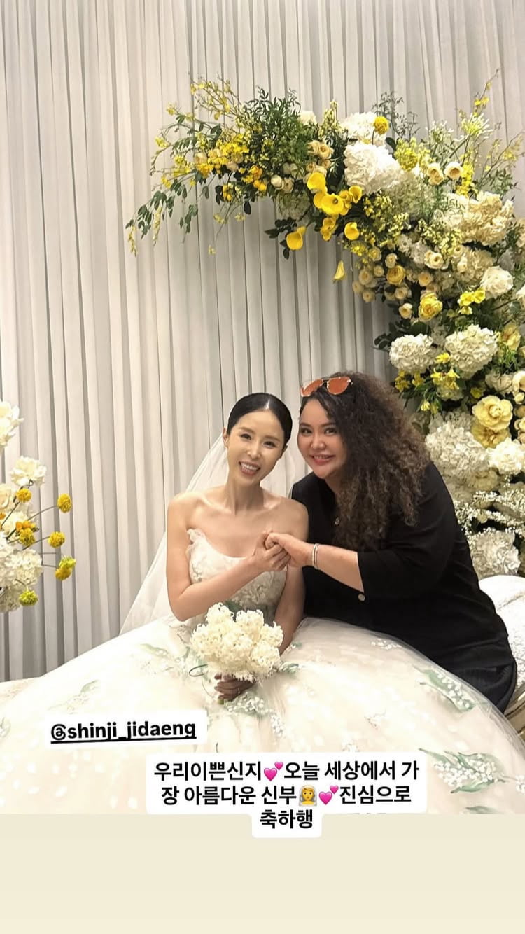 ‘홍진영 친언니’ 홍선영, 비주얼 그대로네…신지 신부대기실서 기념사진