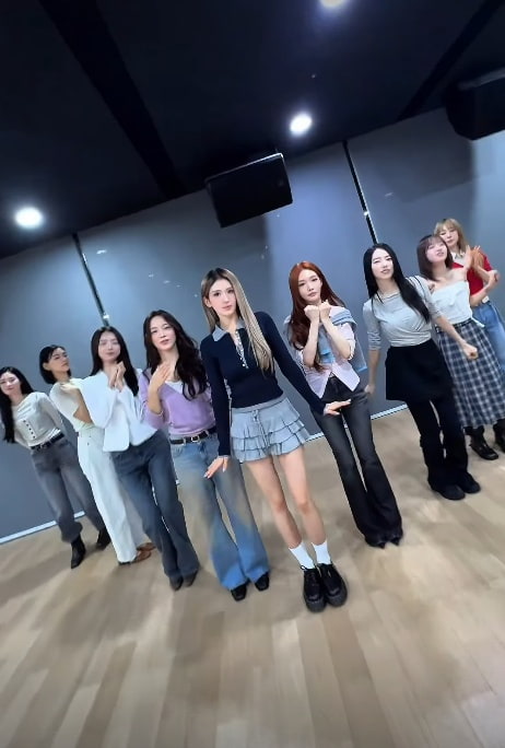 아이오아이, '10주년 연습실 모임' 공개…주결경·강미나 제외 9人에도 '꺄르르' [스타이슈]