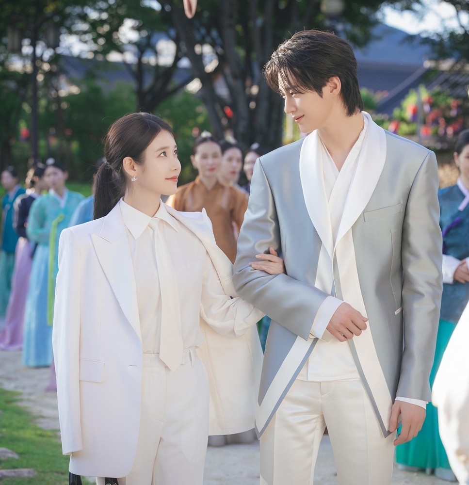 ‘21세기 대군부인’ 신드롬 비결…과몰입 유발하는 아이유♥변우석 로맨스 서사